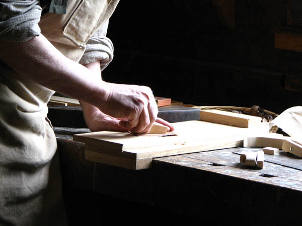 Ofrecemos un servicio de <strong>carpintería  de madera y ebanistería en Cambre</strong> adaptado a las necesidades del <strong>cliente</strong>.